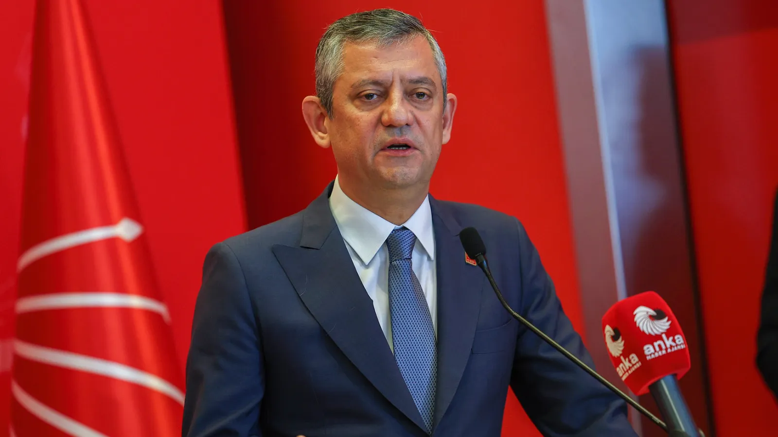 Özgür Özel'den 14 Mart Tıp Bayramı mesajı: Hak ettikleri saygıyı gördükleri, güvenle çalıştıkları bir sağlık sistemi sözümüz