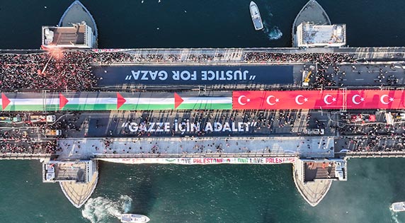 Binlerce kişi yürüdü: Fotoğraflarla Galata Köprüsü'ndeki Filistin'e destek eylemi