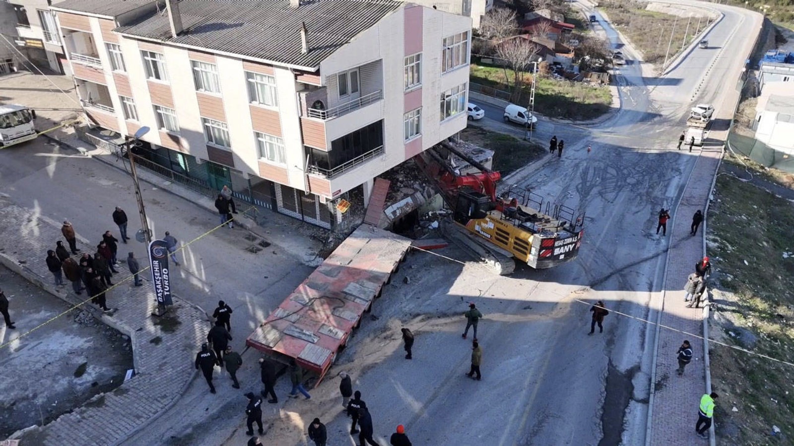 Kayan tır, binaya çarptı: Tahliye edildi