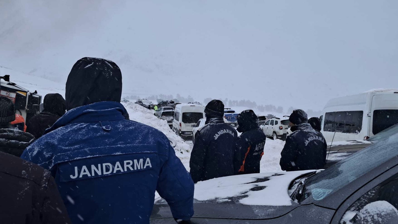 Artvin'de çığ altında kalan 2 kişiyi arama çalışmaları sürüyor: Vali Ergün'den son duruma ilişkin açıklama