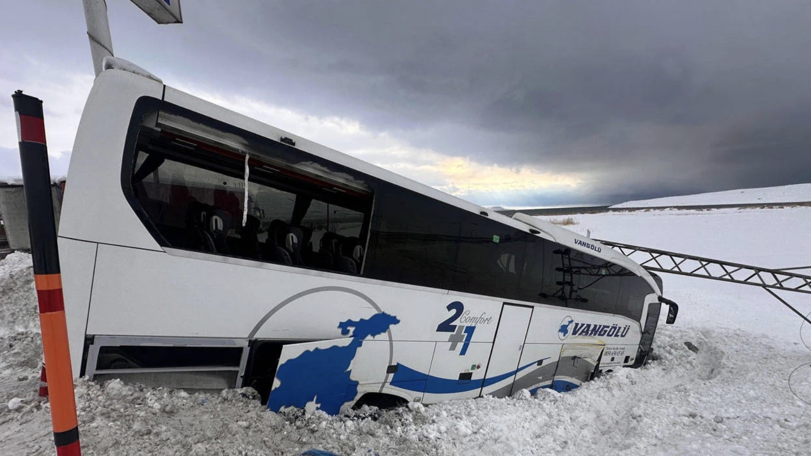 Van'da yolcu otobüsü yoldan çıktı: 11 kişi yaralandı