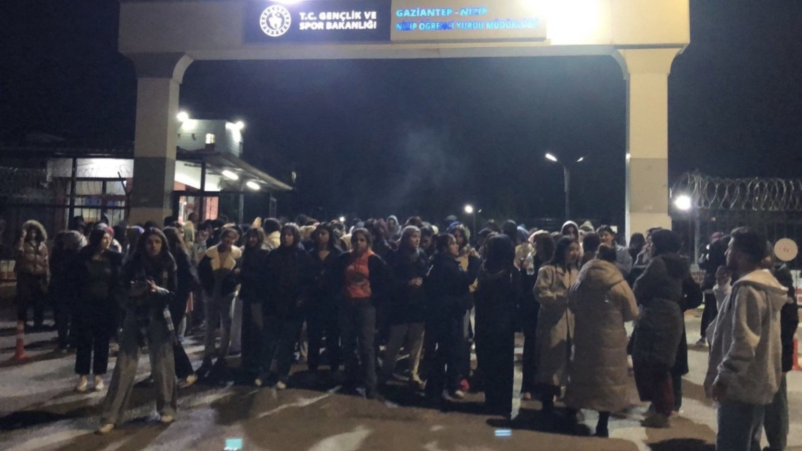 Sevda Karaca'dan Nizip’teki kız yurduna tepki: Barınma sadece dört duvar bir yatak değildir; suyu, ulaşımı, yaşamı sağlamaktır