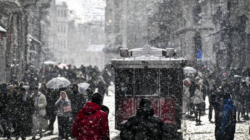 Meteoroloji Genel Müdürlüğü’nün değerlendirmelerine göre bugün Marmara’nın batısı, Ege kıyıları, Antalya, Samsun ve Sinop çevrelerinde yağmur ve sağanak bekleniyor. Marmara Bölgesi’nde lodosla birlikte sıcaklıklar bahar değerlerine yaklaşacak; İstanbul 16, Bursa 17, Çanakkale 19 dereceyi görecek. Ege’de de güneyli rüzgarların etkisiyle hava ısınırken, İzmir’de sıcaklık 16 derece civarında seyredecek.
