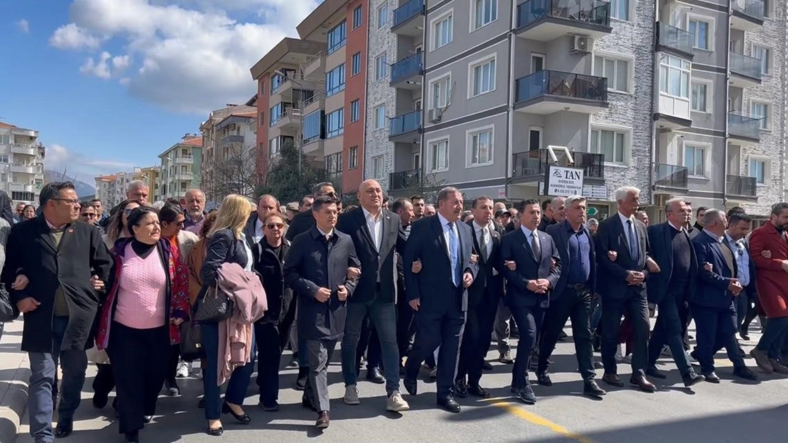 Muğla'da CHP İl Başkanı Kızıl ve Marmaris Belediye Başkanı Ünlü'nün de yargılandığı "19 Mart protestosu" davası ertelendi