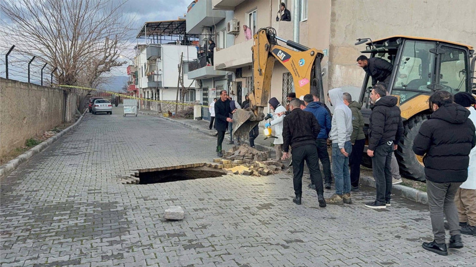 Manisa'da yol çöktü: İnsana ait kafatası ve kemik bulundu