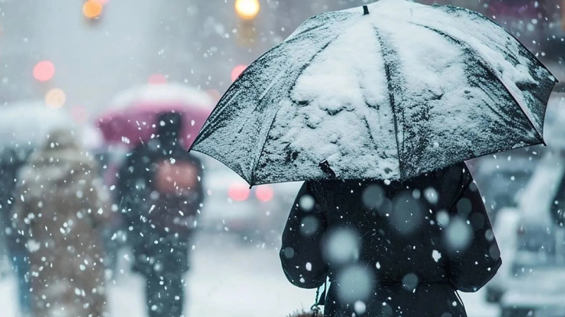 İSTANBUL 3°C, Çok bulutlu, ilk saatlerde Anadolu Yakası karla karışık yağmur ve kar yağışlı tahmin ediliyor.