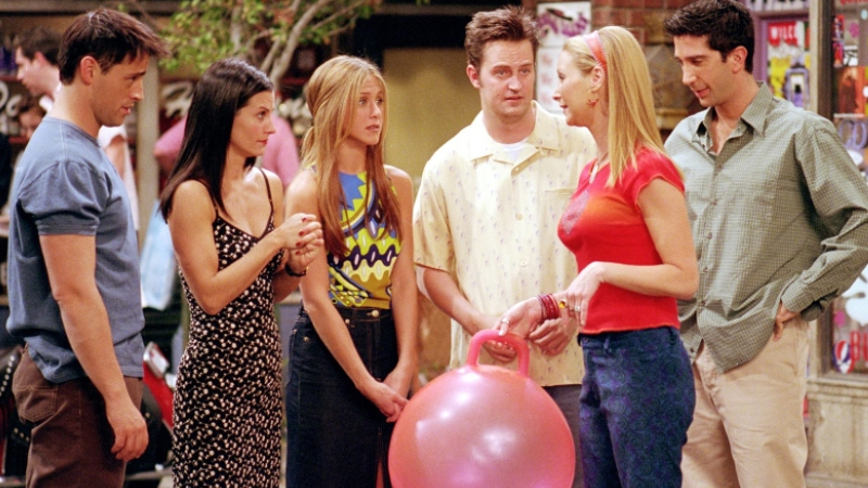 İkonik turuncu koltuğun gizeminden hiç çekilmeyen New York sahnelerine: İşte 'Friends' dizisinin az bilinen gerçekleri!