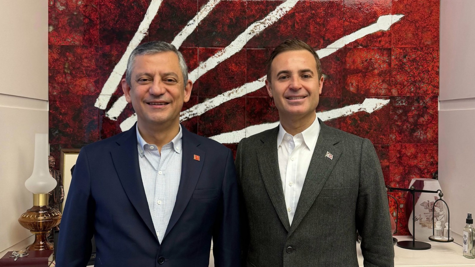 CHP'den istifa edeceği iddialarını reddeden Ahmet Akın'dan Özgür Özel'e ziyaret