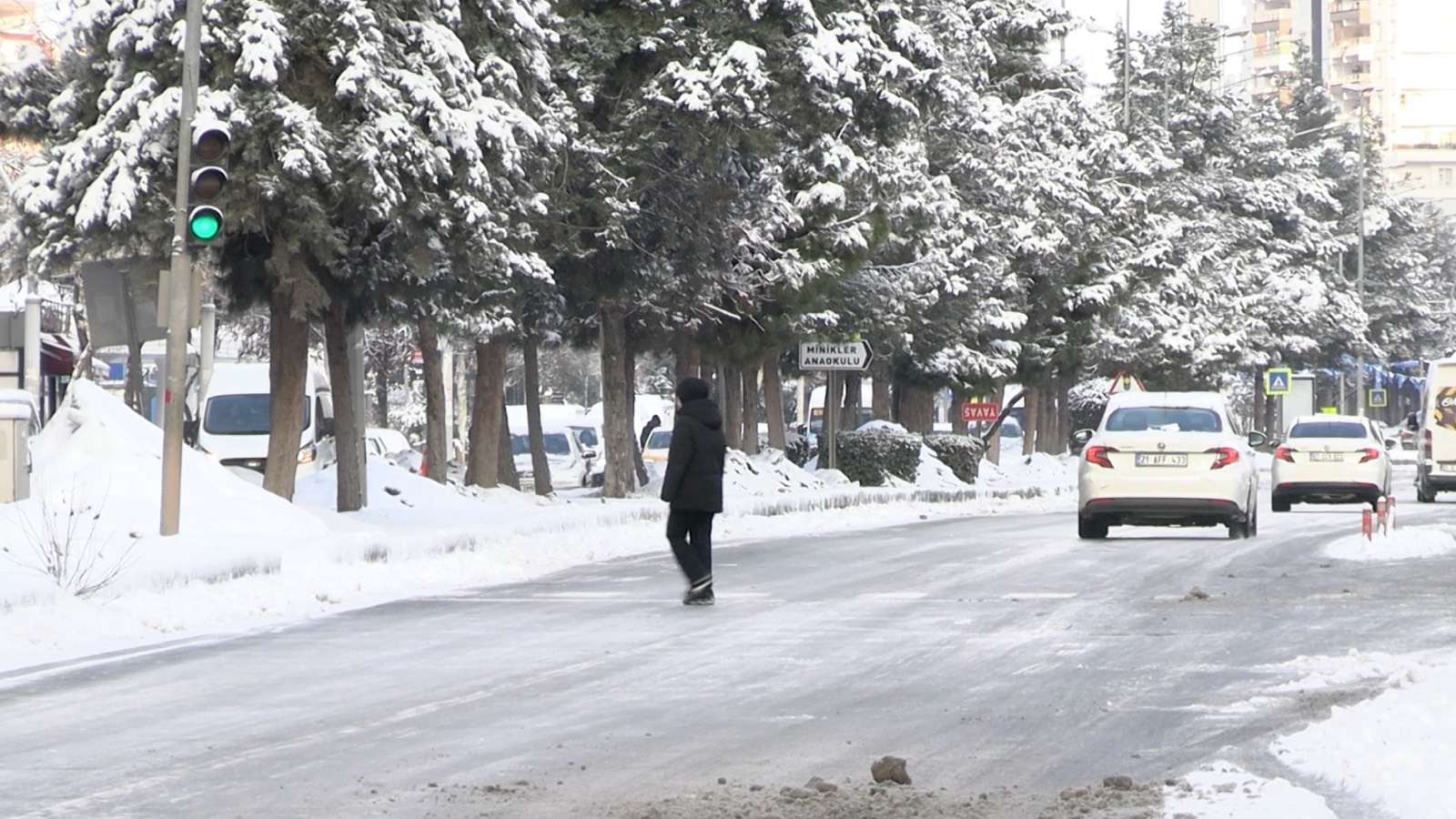 Diyarbakır’da kar yağışı etkisini artırdı: Uçuşlar durdu, meteorolojiden kuvvetli kar ve çığ uyarısı