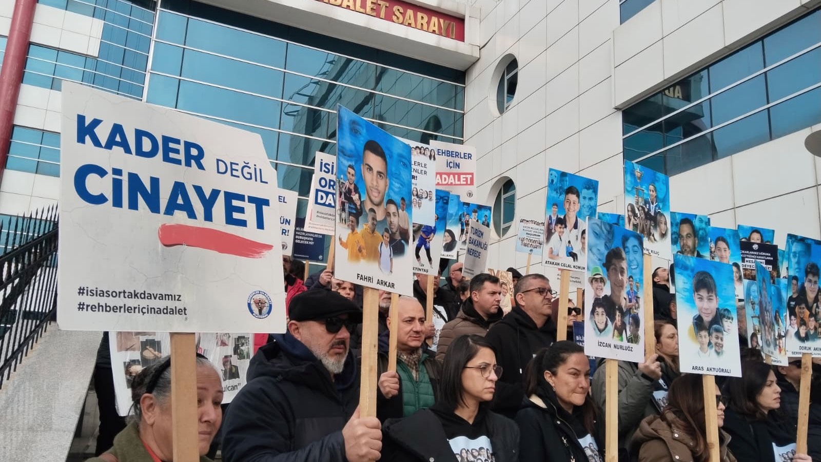 72 kişiye mezar olan İsias Otel davasında yargılanan 3 kamu görevlisine, "bilinçli taksir"den 10 yıl hapis cezası verildi, 3 sanık beraat etti