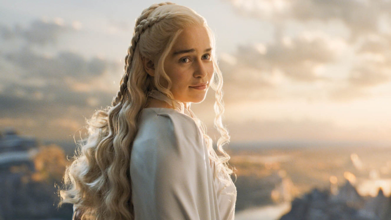 Dünyanın en çok izlenen dizileri arasında yer alan Game of Thrones'ta Daenerys Targaryen karakterine hayat veren 39 yaşındaki İngiliz oyuncu Emilia Clarke, yeni projesi Ponies'in çekimleri sırasında zor anlar yaşadı. Clarke, bir yatak odasında çekilen cinsel ilişki sahnesi sırasında kaza geçirdiğini ve kaburgasının kırıldığını açıkladı.