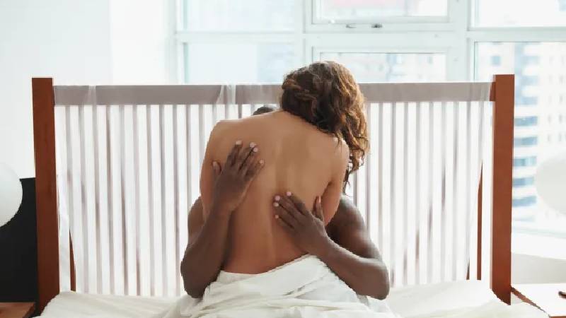 Kadınlar bayılıyor, erkekler korkuyor: Yatak odasının tartışmalı seks pozisyonu