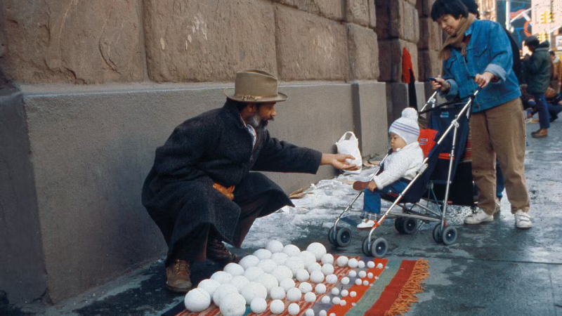 David Hammons: 1983 yılında sokağa tezgâh kurarak 1 dolara kar topu satan sanatçı