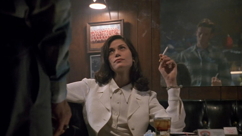 The Last Seduction (1994) Bridget Gregory her şeye sahip gibi görünür; güzellik, zeka ve zengin bir doktor olan Clay ile evlilik. Kocasını reçeteli ilaçlar konusunda kirli anlaşmalar yapmaya ikna eden Bridget, neredeyse bir milyon dolarlık parayı alıp orta Amerika'nın küçük bir kasabasına gider. Clay, kendisine ciddi şekilde zarar verecek olan bir tefeciye borcunu ödemek zorunda olduğundan, parayı geri almak için Bridget’in peşine dedektif takar. Bridget, güzelliği ve açık sözlülüğü karşısında gözleri kör olan saf Mike Swale ile tanıştığında, Clay'den sonsuza dek kurtulmak için ayrıntılı, neredeyse şeytani bir plan yapar.