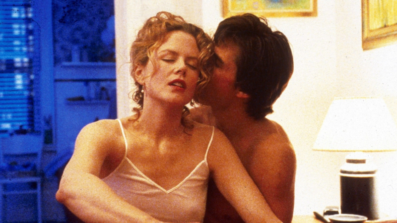 Eyes Wide Shut (1999) Bill Harford ve karısı Alice Harford'ın dış dünyaya mutlu bir yansıyan bir evlilikleri vardır. İlişkilerinde her şey yolunda gibi görünmektedir. Bir gün katıldıkları bir davette Alice, başka erkeklerle sohbetlere dalar. Bunu fark eden Bill, hem sinirlenir hem de yaşanan bu duruma tuhaf bir tepki gösterir. Bill, yaşanan o geceden sonra kimliğini cinselliğe emanet edecektir. Oldukça tuhaf düşüncelerle örülü bir cinsellik dünyasına doğru savrulacaktır. Sinemanın gelmiş geçmiş en büyük ustalarından Stanley Kubrick'in sinemaya veda filmi olan Eyes Wide Shut'ın başrollerinde filmin çekildiği dönemde evli olan Tom Cruise ve Nicole Kidman rol alıyorlar.