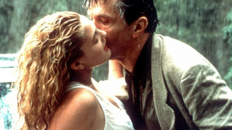 Poison Ivy (1992) Sylvie Cooper özel bir okulda okuyan, varlıklı bir ailenin iyi huylu kızıdır. Sylvie’nin hayatını değiştiren ve dönüşümünü hazırlayan şey akıllı, çekici ve tehlikeli bir kızla, Ivy ile tanışmasıyla başlar. Ivy kısa süre içerisinde Sylvie’nin görkemli evinde yaşamaya başlar. Sylvie’nin annesi hasta, babası ise alkoliktir. Durumdan faydalanan Ivy, kısa süre içerisinde evin sahibi gibiymişçesine yaşamaya başlar. Sylvie’nin babasını baştan çıkarmaya çalışarak sınırları aşan Ivy’nin herkes için tehlikeli planları vardır. Katt Shea tarafından çekilen Poison Ivy’nin başrollerinde Drew Barrymore ve Sara Gilbert gibi tanıdık isimlerin başarılı performanslarına tanık oluyoruz. Film gösterime girdiği yıl büyük ses getirmiş, ardından devam filmleri gelmiştir.