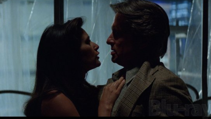 Disclosure (1994) Tom Sanders, Seattle'daki bir bilgisayar şirketinde yöneticidir. Mutlu bir evliliği ve çocukları olan Tom'un patronundan terfi alacağına dair büyük umutları olsa da terfi onun yerine baştan çıkarıcı eski kız arkadaşı Meredith Johnson'a gider. Tom bu duruma şüpheyle yaklaşırken, Meredith Tom ile yeniden yakınlaşmak ister. Tom onu reddettiğinde Meredith büyük bir hayal kırıklığına uğrar. Tom, cinsel taciz suçundan dava açtığında etrafındaki herkes suçlamayı hızla tersine çeviren ve bunu bir tecavüz girişimi olarak sunan Meredith'e inanır. Bu durum Tom’un hayatını yavaş yavaş parçalamaya başlar.