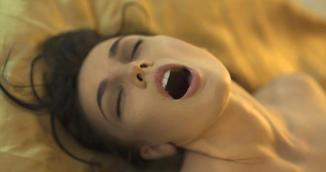 Metro'da yer alan araştırma bulguları, kadınların penetratif cinsel ilişkide orgazm yaşama olasılığının daha düşük, oral seks ve manuel uyarımda daha yüksek olduğunu gösteren önceki bilimsel verilerle örtüşüyor. Özellikle oral seks sırasında orgazm yaşama oranının, sadece penetratif ilişkiye göre daha yaygın olduğu belirtiliyor.