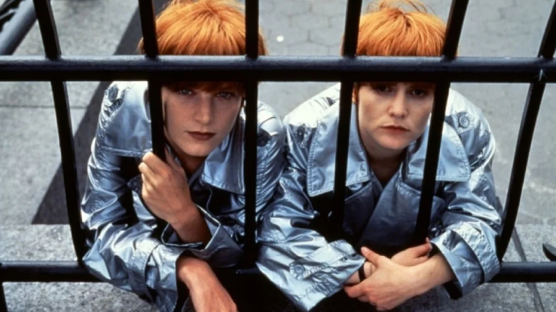 Single White Female (1992) Bir bilgisayar programcısı olan Allison, aynı evde yaşadığı erkek arkadaşının kendisini aldattığını öğrendiğinde onu evden atar. Yalnız yaşamak istemeyen Allison evini paylaşacağı birini bulmak ister. Bu Arayışının sonunda da Hedra ile tanışır. Birlikte yaşadığı Hedra’nın ilginç davranışları ve ikisi arasında gelişen ilişki günden gün garip bir hale bürünür. Hedra bazı eksiklerini kapatmak için Allison’ı taklit etmeye başlar ve tüm hayatlarına hücum eder. Allison’ın ayrıldığı nişanlısı ile yeniden bir araya gelmek istemesi ise bardağı taşırır.