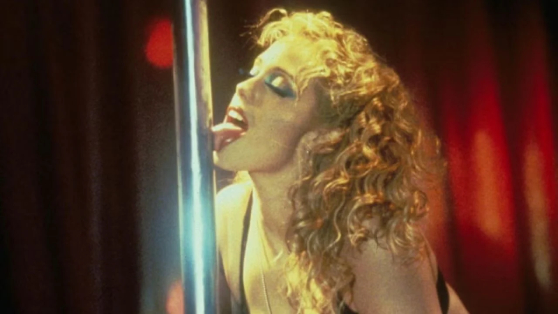 Showgirls (1995) Nomi Malone ünlü bir şov kızı olma hayalleri kuran genç ve alımlı bir kızdır. Bu hayalini gerçekleştirmek için Las Vegas'a gitmeye karar veren Nomi bu yolculuğu otostop çekerek tamamlayacaktır. Ancak bu bu hayale giden yol her zaman olduğu gibi türlü tehlikeler ve zorluklarla doludur. Nomi'nin Las Vegas'ın ışıltılı dünyasında striptizci olarak başladığı kariyerinde tanıştığı insanlar ve karşılaştığı durumlar hayal ettiği şov kızına dönüşebilmesini sağlayabilecek midir?