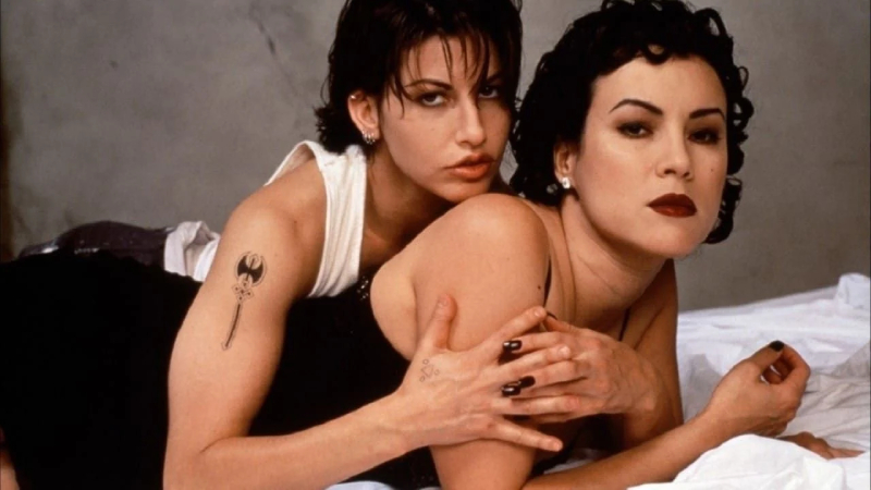 Bound (1996) Corky suçu dolayısıyla beş yılı cezaevinde geçiren bir kadındır. İçeride geçirdiği beş seneden sonra hayata yeniden adapte olabilmek için sıradan bir apartmana taşınır. Burada, yasal olmayan yollarla kazandığı parasını aklamaya çalışan bir gangster olan Cesar ve onun parasına aşık kız arkadaşı Violet vardır. Corky ve Violet’in arasında, zamanla daha da şiddetlenen bir tutku meydana gelir. Bir süre sonra yeni planlar yapmaya başlayan ikili, Cesar’ın parasını çalıp bu hayattan tamamen uzaklaşmaya karar verirler. Suçlulara karşı suç işlemek, düşündükleri kadar kolay olmayacaktır. Matrix ile ünlerini dünyanın dört bir yanına yayan yönetmen kardeşler Wachowski’lerin ilk filmleri olan Bound, 40’ların kara-film dokusunu modernize ediyor. Filmin cesaret işeyen iki başrolünü Jennifer Tilly ve Gina Gershon paylaşırlarken onlara Joe Pantoliano, John P. Ryan ve Christopher Meloni gibi oyuncular da eşlik ediyorlar.