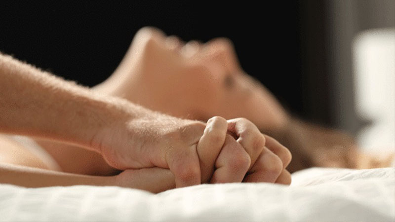 45–54 yaş: Hormonal değişimlere rağmen oral seks ve mastürbasyon, vajinal sekse göre daha istikrarlı orgazm sağlıyor.