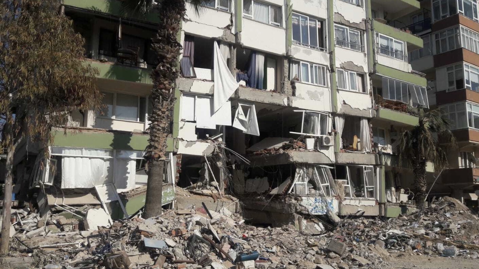 Depremde yıkılan Ersel 2 Apartmanı davası: Kamu görevlilerine 8 yıl 10 ay 20 gün hapis cezası verildi