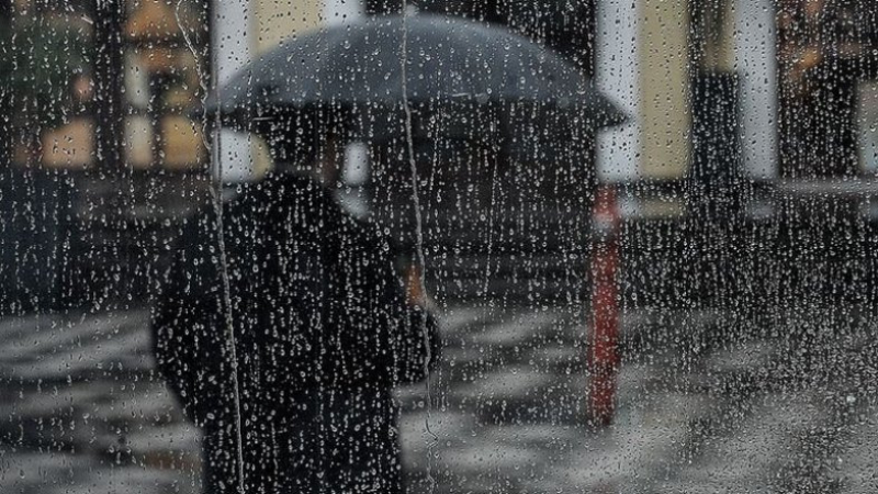 <p>Hava sıcaklıkların, doğu kesimlerde 3 ila 5 derece artacağı, diğer yerlerde &ouml;nemli bir değişiklik beklenmiyor. R&uuml;zg&acirc;rın ise genellikle g&uuml;neyli, yurdun batı kesimlerinde kuzeyli y&ouml;nlerden hafif, ara sıra orta kuvvette, Marmara&rsquo;nın batısında kuvvetli olarak (40-60 km/saat) esmesi bekleniyor.</p>