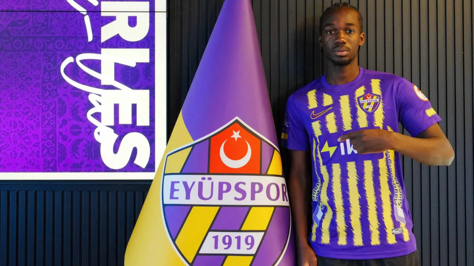 Eyüpspor, Fransız futbolcu Charles-Andre Raux-Yao'yu kadrosuna kattı