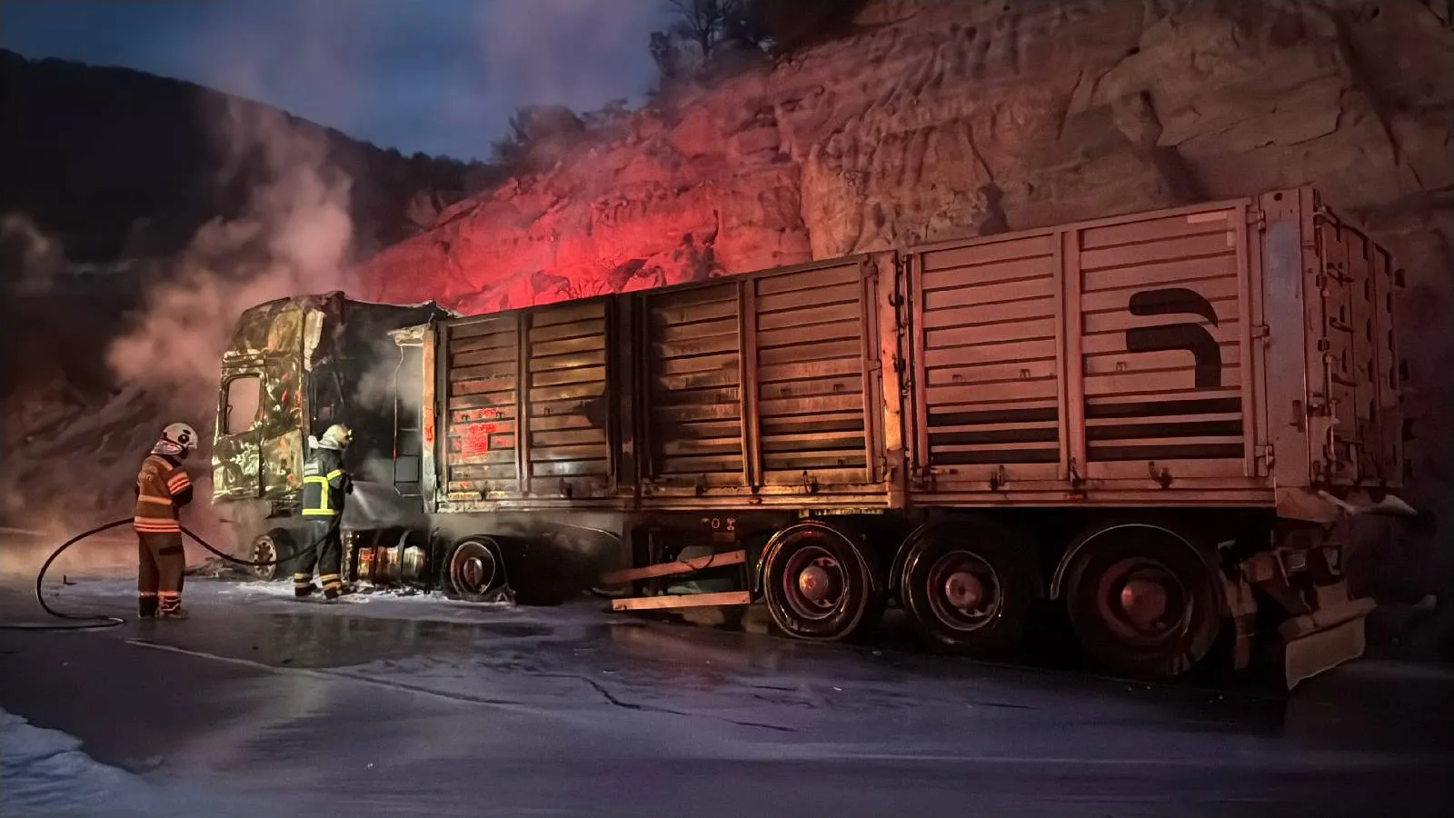 Kütahya'da seyir halindeyken yanan TIR söndürüldü