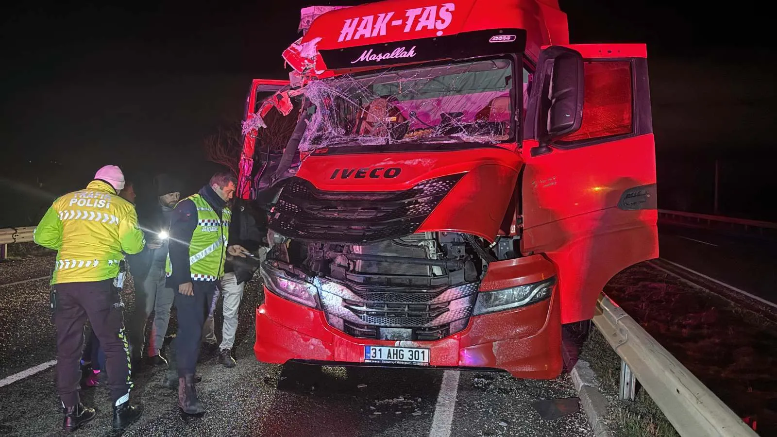 Uşak'ta iki tırın çarpıştığı kazada 1 kişi yaralandı