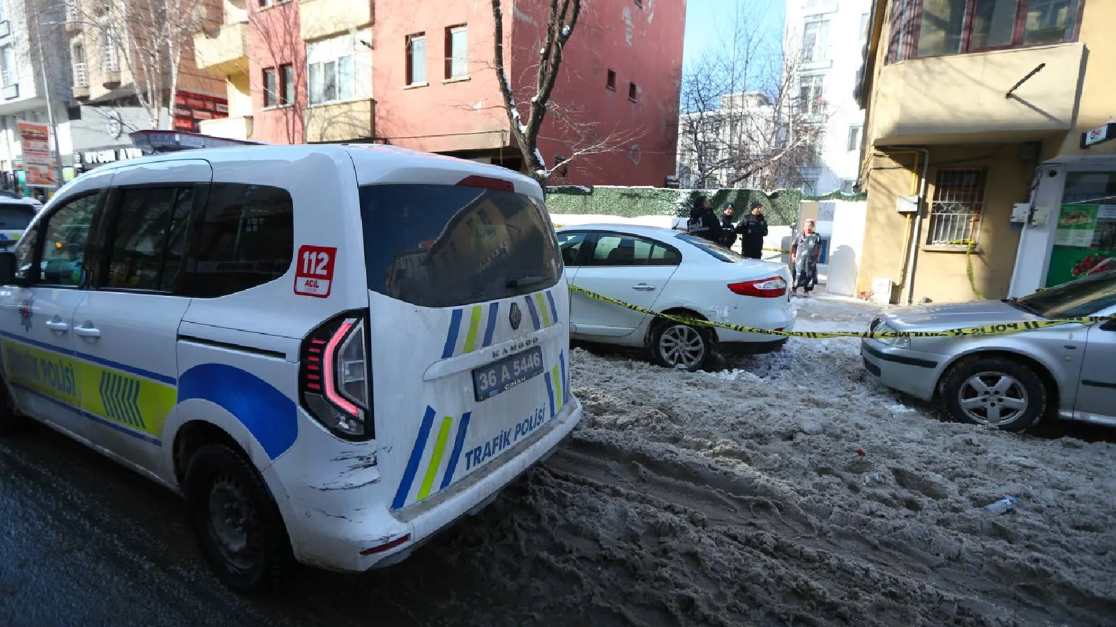 Kars'ta bir binanın çatısından üzerine buz düşen kadın yaralandı