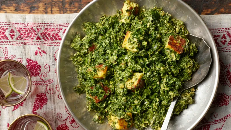 <p><strong>2. Saag Paneer (Hindistan)</strong></p> <p>Saag paneer, k&uuml;p doğranmış paneer peynirinin, saag adı verilen kremamsı yeşillik karışımıyla hazırlandığı &uuml;nl&uuml; bir sebze k&ouml;ri yemeğidir. Hardal yaprağı, &ccedil;emen otu, ıspanak, bathua veya kara lahana gibi yeşillikler ezilerek domates ve zengin baharatlarla birleştirilir. Saag karışımının k&ouml;keninin Pencap b&ouml;lgesine dayandığı d&uuml;ş&uuml;n&uuml;l&uuml;r ve paneerli versiyon bu temel sosun bir&ccedil;ok &ccedil;eşidinden yalnızca biridir. K&uuml;&ccedil;&uuml;k bir yan yemek olarak ya da roti veya naan eşliğinde besleyici bir ana yemek olarak t&uuml;ketilir.</p>