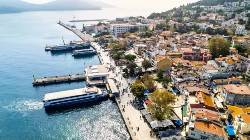 Büyükada'da tarihi dönüşüm: Kıyı şeridi boşaltılıyor, sahildeki tüm restoran eklentileri yıkılıyor