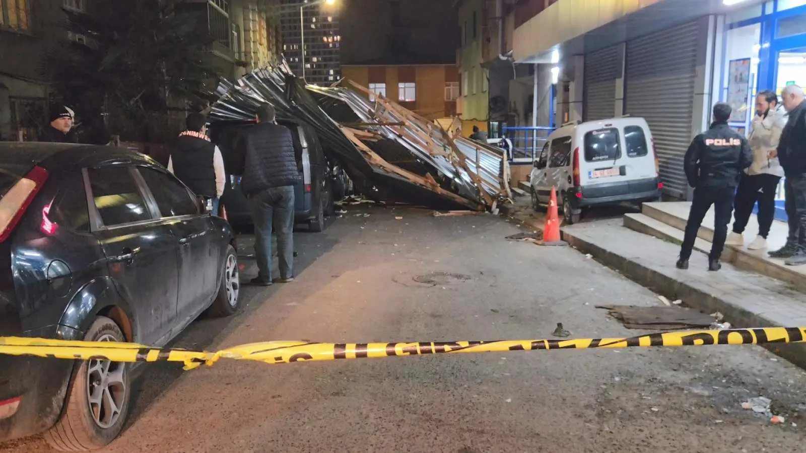 Küçükçekmece'de çatının uçtuğu anlar kamerada; 2 kişi son anda kurtuldu