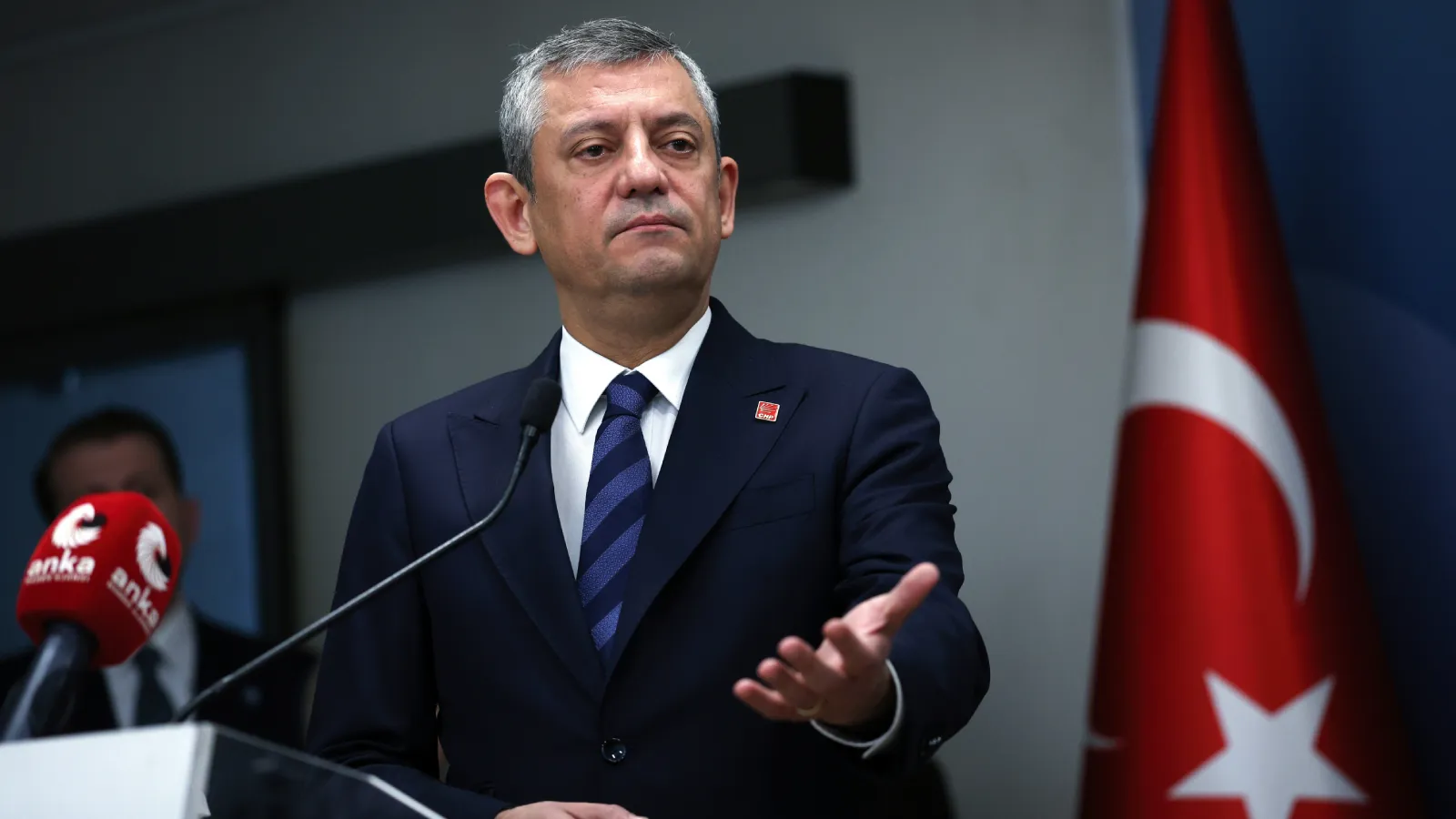 Özgür Özel'den Aziz İhsan Aktaş'a devlet koruması tepkisi: Milletin kapısından milletin seçtikleri, diğer kapıdan Tayyip Bey'in atadıkları girip çıkıyor!