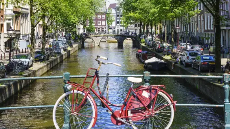Amsterdam'dan karbon nötr olma hamlesi: Et, uçak ve benzinli araç reklamlarına yasak
