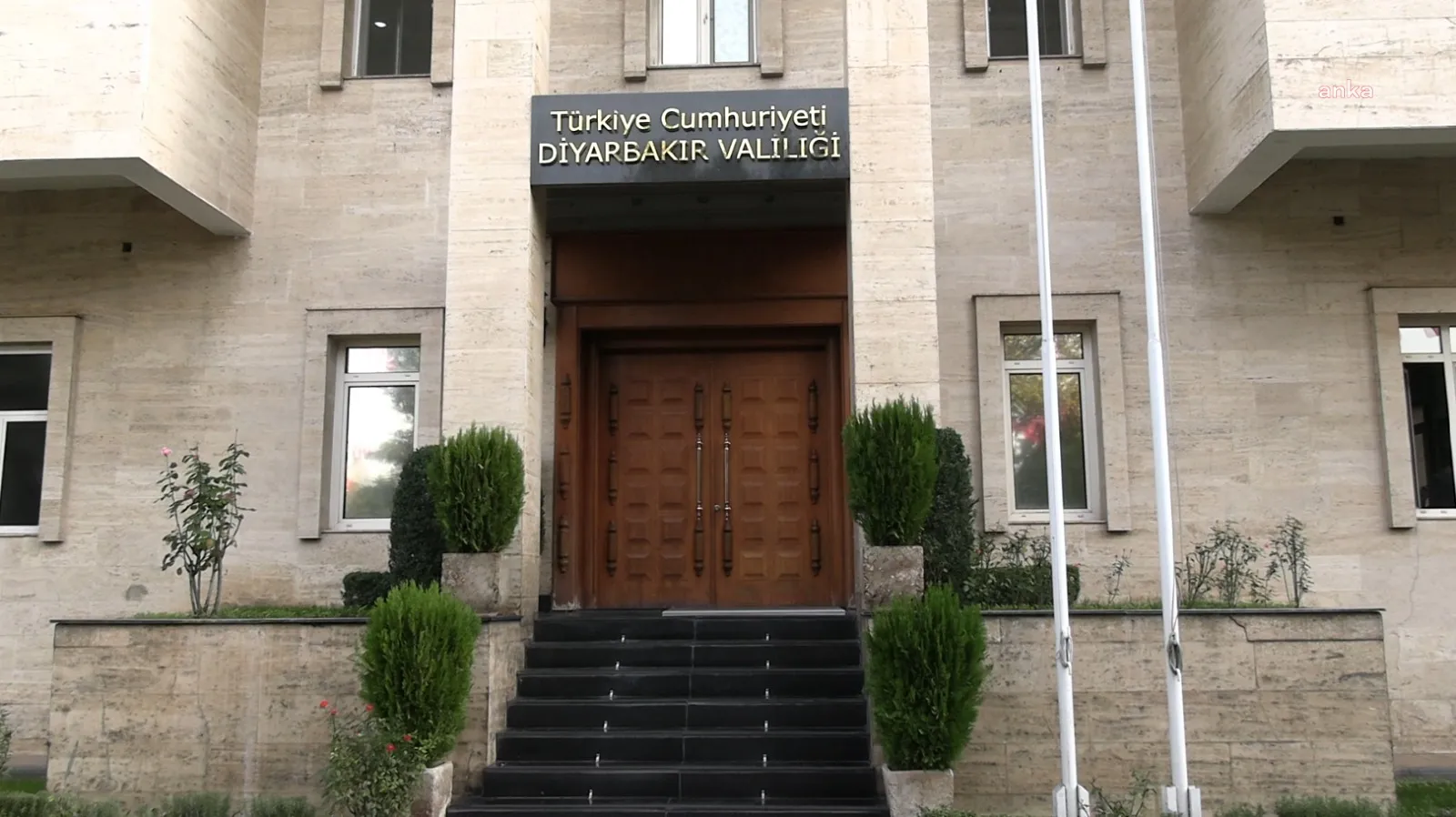 Valilik duyurdu: Diyarbakır İl Emniyet Müdürlüğü’ne saldırı girişimi!