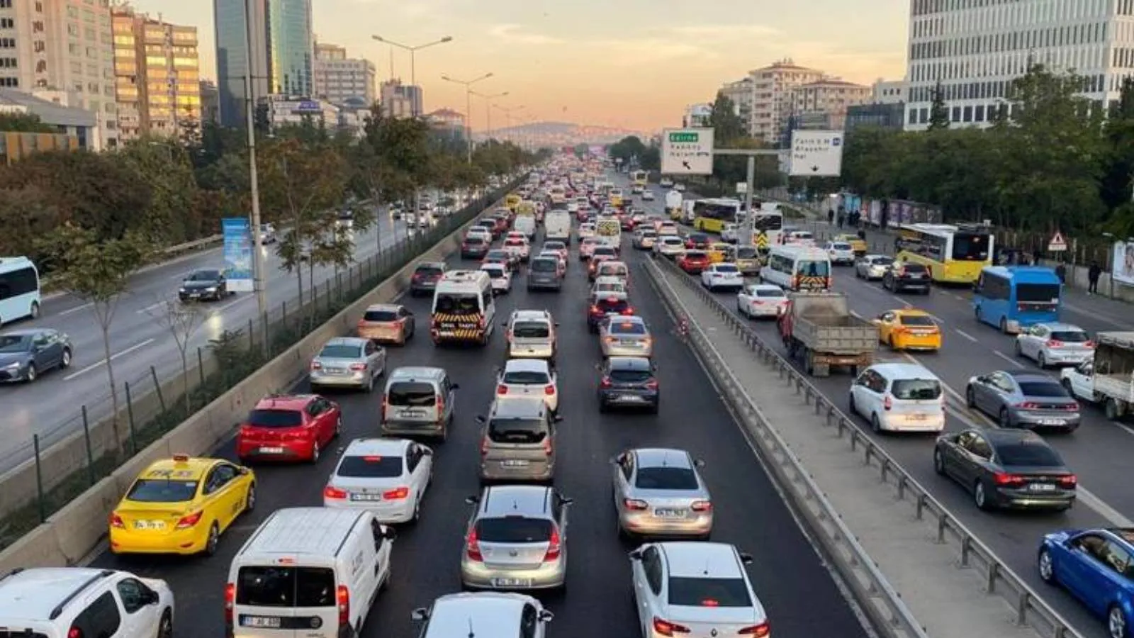 İstanbul Valiliği: İlimizde ana arterler başta olmak üzere tüm yollar açık