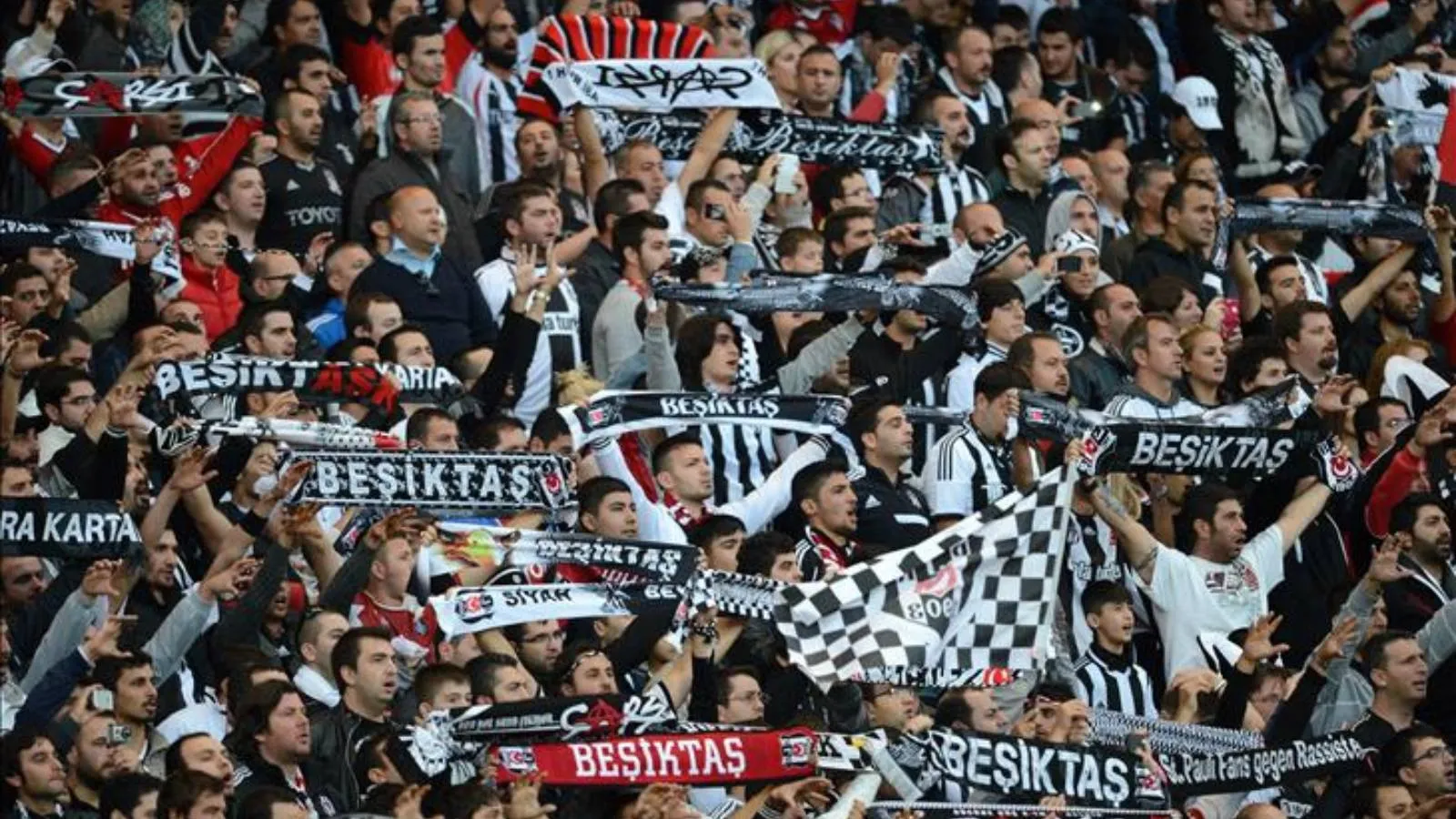Beşiktaş taraftarından yönetime sert tepki: Uyuma istifayı hazırla