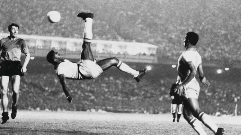 Pele şiddetli yağmur altındaki son maçında son golünü attığında, bir Brezilya gazetesi şu manşeti atmıştı: Gökyüzü bile ağlıyordu!