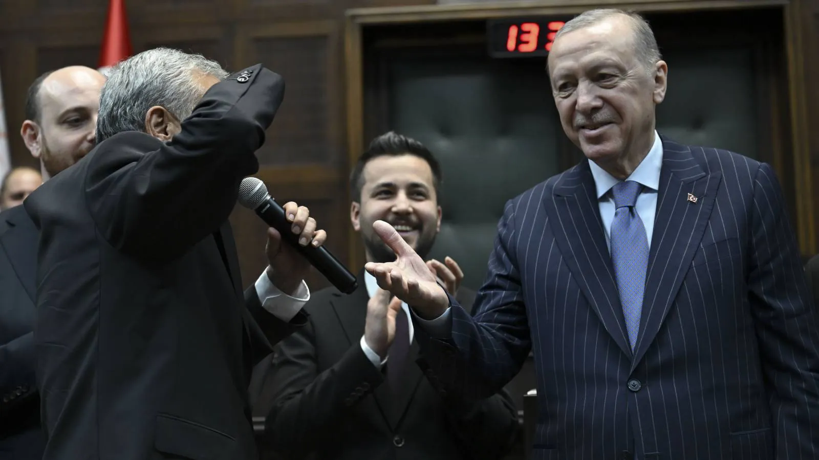 Üç isim AKP'ye geçti: Rozeti takılan Hasan Ufuk Çakır "İki Başkomutan var; biri Gazi Mustafa Kemal Paşa, diğeri Recep Tayyip Erdoğan!" dedi