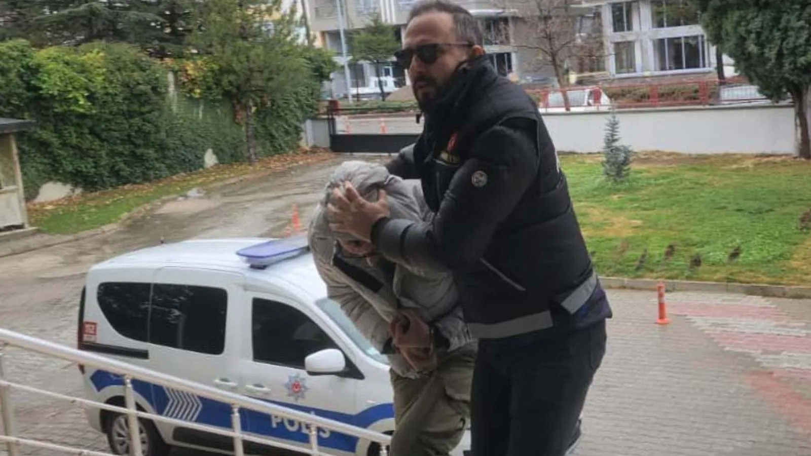 İç çamaşırı ve botunun içine uyuşturucu saklayan 2 şüpheli tutuklandı