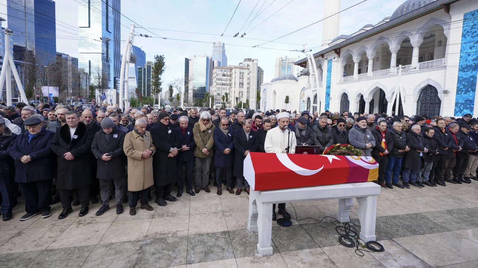 Galatasaray'ın eski milli futbolcusu Gökmen Özdenak, son yolculuğuna uğurlandı