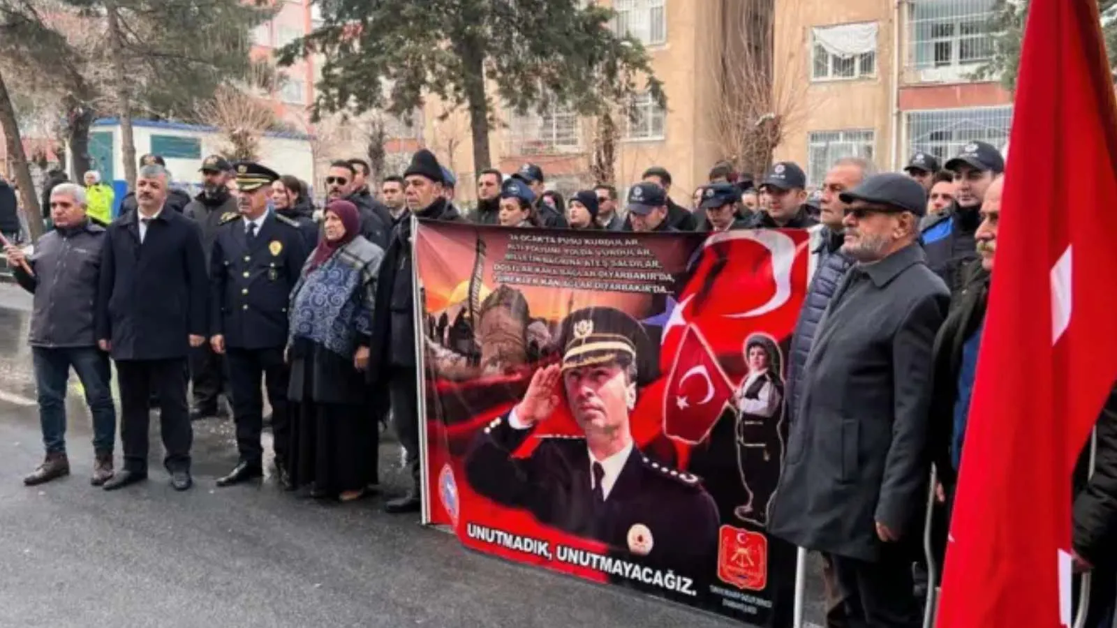 Gaffar Okkan: Diyarbakırlılar 25'inci yılında öldürülen emniyet müdürünü andı