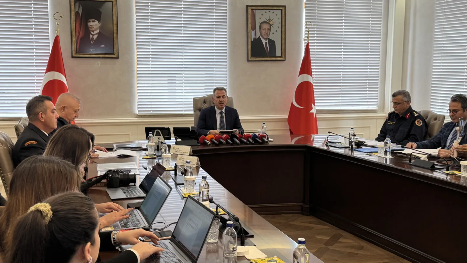 İzmir Valisi Elban, kent genelindeki asayiş istatistiklerini açıkladı: Yüzlerce çete çökertildi, uyuşturucudan on binler gözaltına alındı!