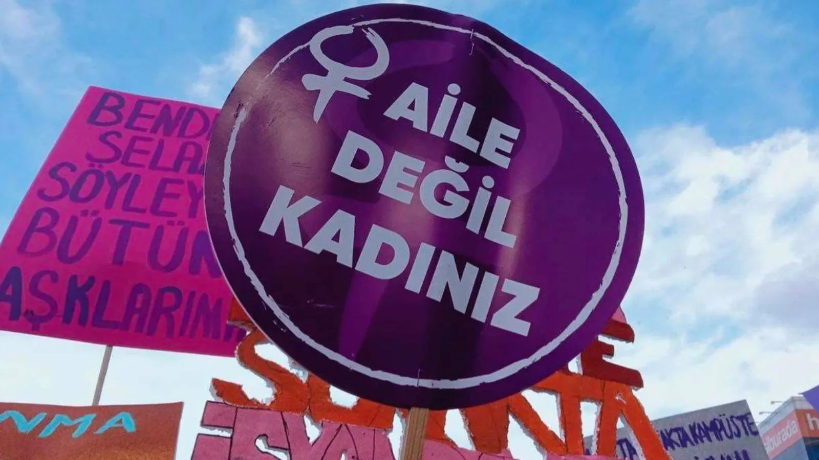 Kadın Cinayetlerini Durduracağız Platformu İzmir: 'Aile Yılı' kadınlar için felakete dönüştü, 2026 daha zor olacak