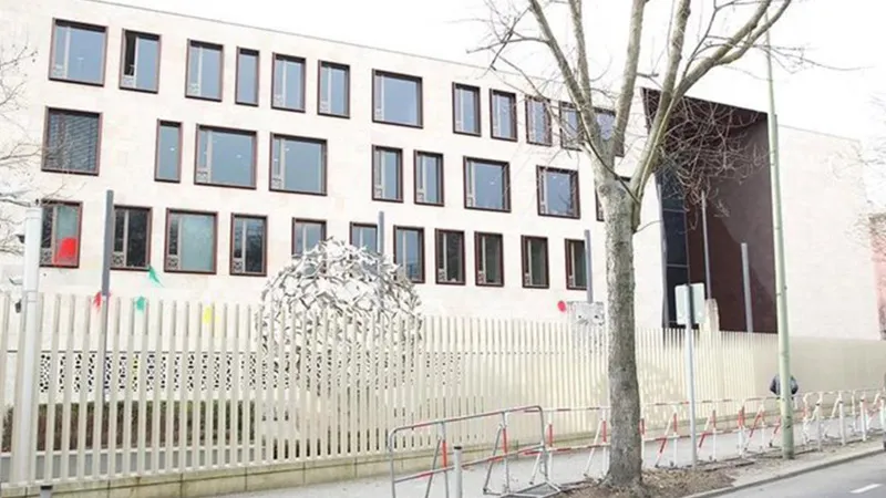 Berlin’de Türkiye Büyükelçiliği’ne saldırı: Bir grup tarafından duvarlar boyandı, sloganlar yazıldı, iki kişi gözaltında