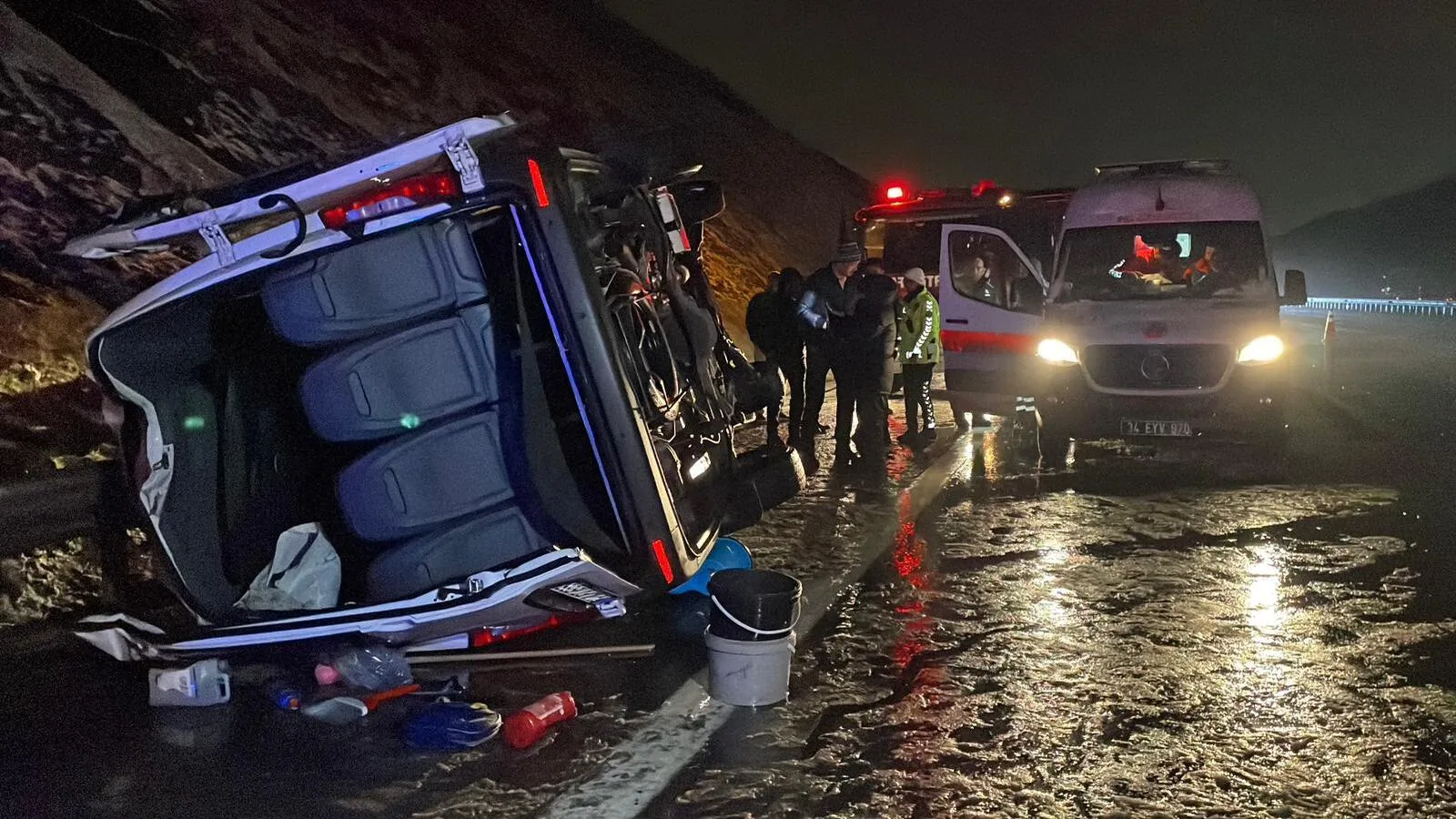 İstanbul'da işçi servisi devrildi: 11 yaralı!
