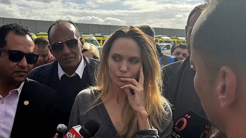 Angelina Jolie, Gazze sınırına gitti, en kısa sürede daha fazla yardım ulaştırılması gerektiğini söyledi